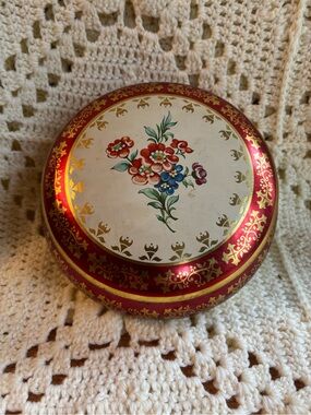 Vintage Mid-Century Floral Metal Tin Red & Gold Round Cookie Trinket Box